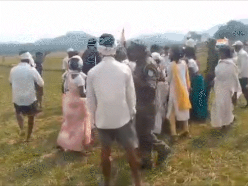 गुमला में भारत माला सड़क परियोजना का विरोध:मैनेजर को दौड़ा-दौड़ा कर पीटा; पुलिस को भी खदेड़ा, जबरन जमीन पर काम कराने का आरोप