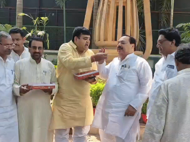 ‘बैलेट पेपर से चुनाव हो तो NDA कहीं नहीं टिकेगी’:MLC उपचुनाव में राजद की जीत पर बोले तेजस्वी, राजद ऑफिस में मना जश्न, मिठाइयां बंटी
