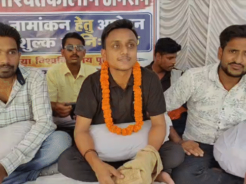 पूर्णिया यूनिवर्सिटी में छात्र नेताओं का धरना:एडमिशन के नाम पर अवैध वसूली का आरोप, कहा- छात्रों के शोषण हो रहा है