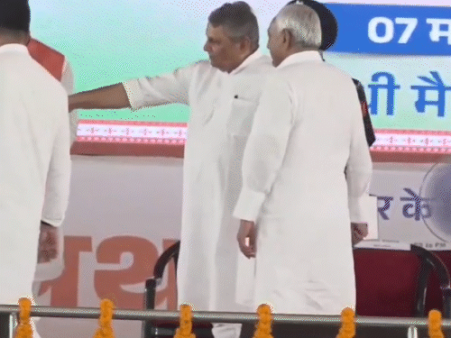 CM की कुर्सी पर बैठने लगे नीतीश, नेताओं ने रोका:विजय चौधरी-संजय झा ने इशारों में कहा- उधर बैठते हैं; मंच से इशारे करने लगे