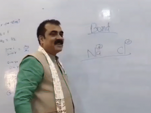 कोचिंग में गुरुजी बने BJP नेता जीवेश मिश्रा:कैमिस्ट्री पढ़ाते वीडियो वायरल; कहा- ट्यूशन पढ़ाकर अपनी पढ़ाई पूरी की थी