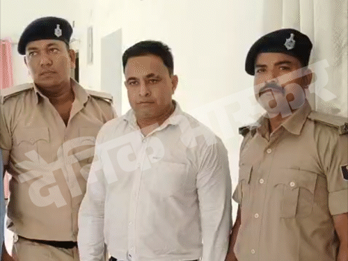 बेगूसराय में 5000 रुपए की रिश्वत लेते क्लर्क गिरफ्तार:शिकायतकर्ता से लाइसेंस रिन्यूअल के लिए मांगी थी रकम, विजिलेंस ने रंगेहाथों किया अरेस्ट