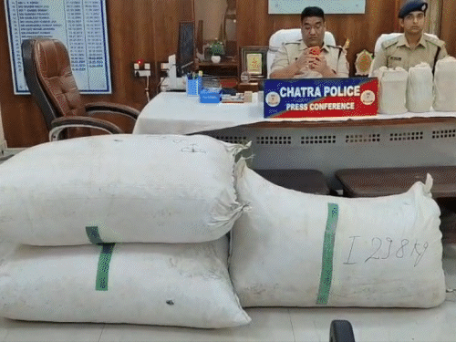 चतरा में 1.01 करोड़ का अफीम, डोडा व पोस्ता जब्त:पुलिस ने मास्टरमाइंड समेत 3 को दबोचा, दो थाना क्षेत्रों में एक साथ छापेमारी