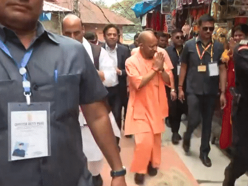योगी के पास नहीं थे रुपए, युवक से दक्षिणा दिलवाई:मां कामाख्या के दर्शन किए; बंगाल के बाद असम में सीएम का जलवा