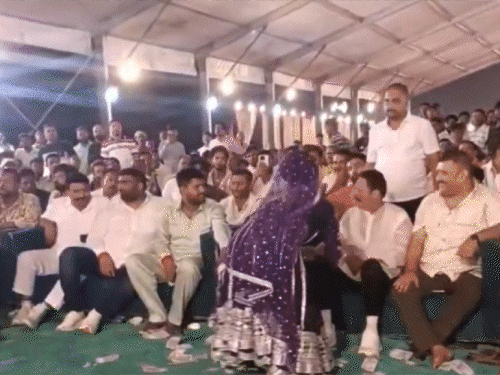 सम्राट की पुलिस से खफा हुए बाहुबली अनंत सिंह:मुजरा देखने पर एक्शन पर भड़के, कहा- FIR से डरता हूं क्या; नाच गाना बंद करवा दे सरकार
