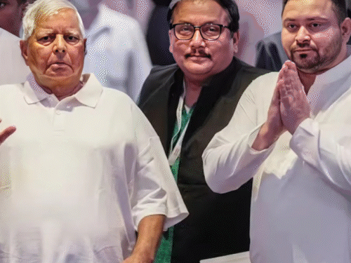 गाजियाबाद में लालू-तेजस्वी क्यों दे रहे भोज:राहुल गांधी, अखिलेश, ममता को निमंत्रण, 10 पार्टी के नेताओं को डिनर पर बुलाने के पीछे की कहानी