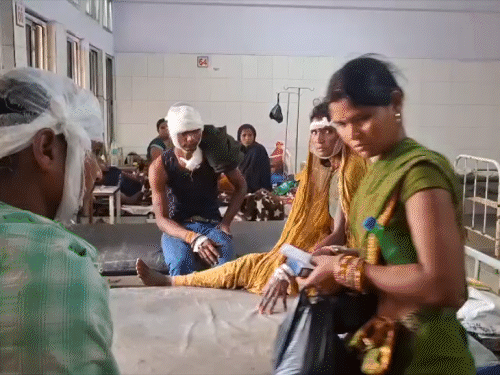 चोरी का आरोप लगाकर मां-बेटे सहित 3 की पिटाई:शादी समारोह से लौटा था परिवार, दरवाजे पर धारदार हथियार लेकर बैठे थे आरोपी
