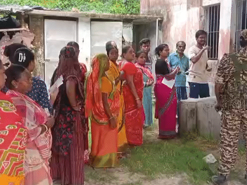 बंगाल के फालता में आज काउंटिंग:रिपोलिंग में 88% वोटिंग हुई थी; TMC कैंडिडेट पीछे हटे लेकिन पार्टी सिंबल पर वोट पड़े