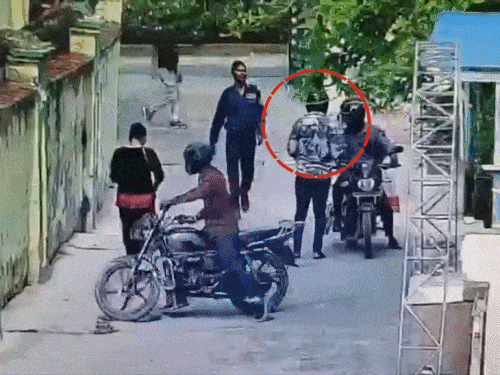 पटना में पिस्टल सटाकर दंपति से दिनदहाड़े छिनतई:बाइक से गिराकर सोने की चेन छीनी, विरोध किया तो पीटा; फिर हथियार लहराते हुए फरार