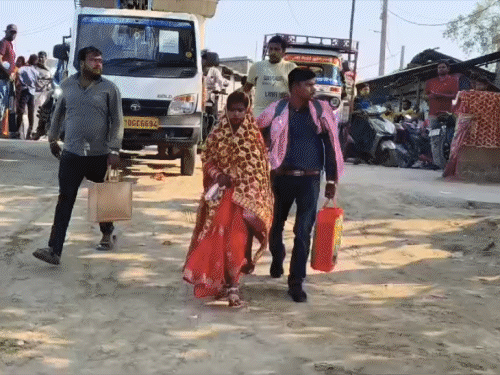 भागलपुर में नाव से नई नवेली दुल्हन की विदाई:बोलीं- पहली बार सफर कर रहे हैं, अच्छा लग रहा है; विक्रमशिला पुल गिरने से बढ़ी परेशानी