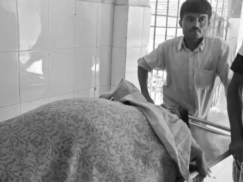 पूर्णिया में आकाशीय बिजली गिरने से 2 की मौत:घर के बाहर चापाकल पर पानी भर रही थी युवती, वार्ड पंच सदस्य मवेशी को लाने गए थे