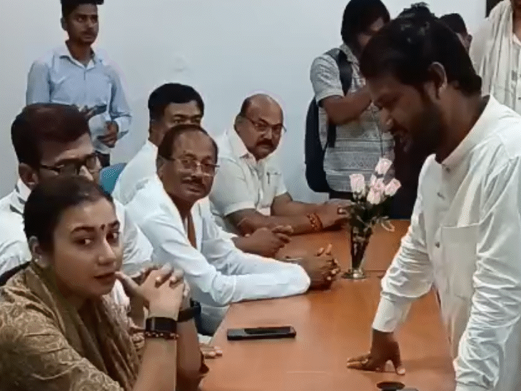 सिंघिया डिग्री कॉलेज को लेकर विवाद, सांसद से लगाई गुहार:ग्रामीण बोले- प्रखंड मुख्यालय से 12 किलोमीटर दूर बनाया जा रहा है, लड़कियों को परेशानी होगी