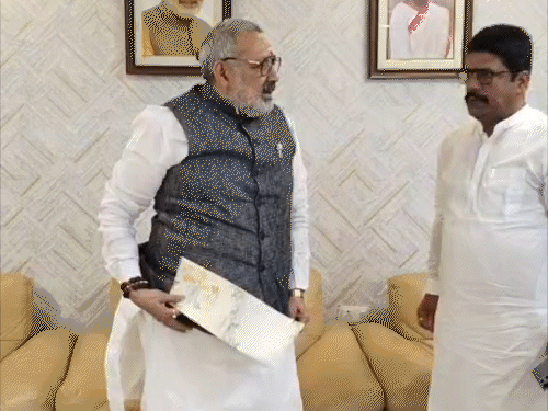 ‘भारत में रहना है तो वंदे मातरम कहना ही होगा’:गिरिराज सिंह ने कांग्रेस को बताया माओवादी मुस्लिम पार्टी; ओवैसी पर बोले- यहां शरिया कानून नहीं चलेगा