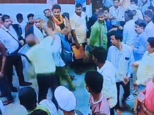IGIMS में MBBS छात्र को मेडिकल अटेंडेंट ने पीटा:मरीज का नंबर नहीं लगने पर हुआ विवाद, गार्ड सस्पेंड; छात्र बोला- लात-घूसों से बहुत मारा