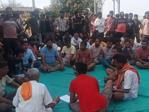 लातेहार में ग्रामीणों ने रोका कोयला हाइवा परिचालन:समझौते के उल्लंघन का आरोप, सड़क और स्वास्थ्य पर संकट, 200 ट्रक रूके