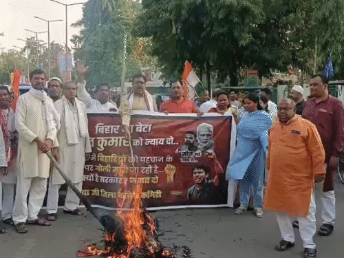 दिल्ली में बिहारी की हत्या का गयाजी में विरोध:कांग्रेस का प्रदर्शन, ‘बिहार सरकार जवाब दो’ के नारे लगाए, पुतला फूंका
