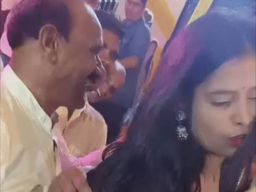 भाजपा नेता का डांसर के साथ वीडियो वायरल:गोद में लड़की को नचाने का आरोप, विपक्ष ने ‘महिला सम्मान’ के मुद्दे पर साधा निशाना