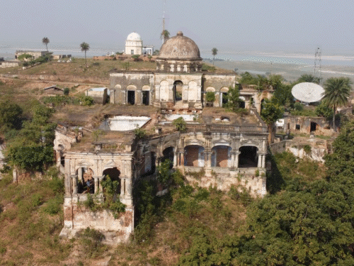 पीर पहाड़ इतिहास के बावजूद अतिक्रमण से जूझ रहा:मुंगेर का मुगलकालीन भवन खंडहर में बदला, अतिक्रमण से अस्तित्व पर खतरा
