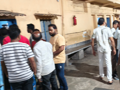 अवैध कोयला कारोबार को लेकर धनबाद में फायरिंग:छाताबाद में दो गुटों के बीच 50 राउंड फायरिंग, तीन लोग घायल, इलाके में तनाव