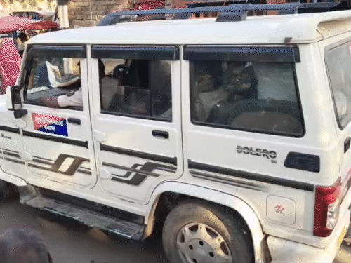बक्सर में सेक्स रैकेट की सूचना पर पुलिस की छापेमारी:2 महिलाओं समेत 6 लोग अरेस्ट, पड़ोसी बोले-‘बाहरियों का आना-जाना रहता है’