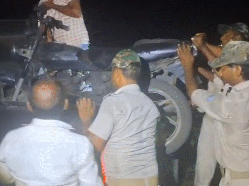 रजरप्पा में डीजल चोरी का प्रयास विफल:पुलिस-सीसीएल की रेड, 9 गैलन और बाइक जब्त, आरोपी फरार