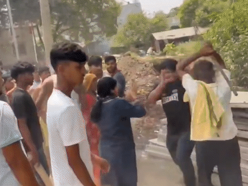 बेगूसराय में सड़क के लिए खूनी संघर्ष, VIDEO:लाठी-डंडे और धारदार हथियारों से हमला, 7 घायल; लोगों को दौड़ाकर-दौड़ाकर पीटा