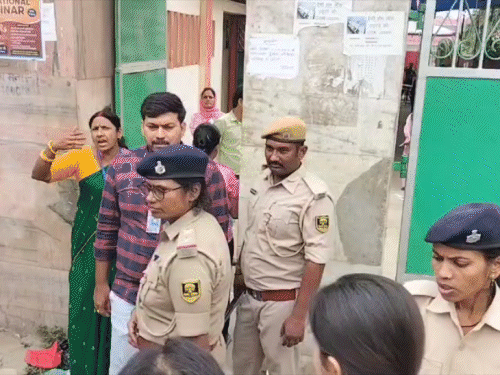 बेगूसराय के 8 सेंटर्स पर NEET-UG एग्जाम:3768 स्टूडेंट्स शामिल, कड़ी चेकिंग के बाद एंट्री; जिला कंट्रोल रूम से निगरानी
