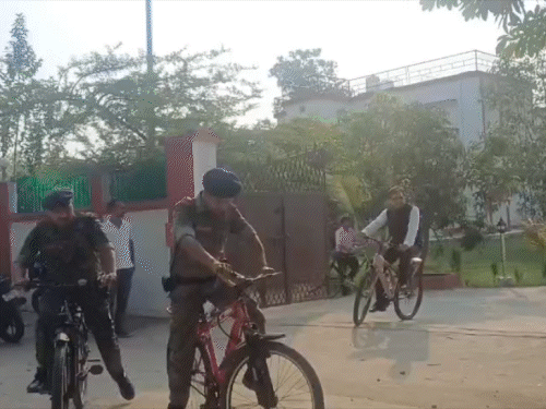 औरंगाबाद में साइकिल से कोर्ट पहुंचे जज:लग्जरी कार सरकारी आवास पर ही छोड़ दी, पीएम ने फ्यूल खपत कम करने की अपील की थी