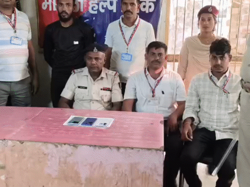 गयाजी जंक्शन पर चोरी के मोबाइल के साथ युवक गिरफ्तार:हर प्लेटफार्म पर चलाया चेकिंग अभियान, रेल यात्रियों के सामान-बैग की हुई जांच