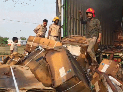 औरंगाबाद में अचानक कंटेनर में लगी आग; VIDEO:बाल-बाल बचे ड्राइवर, खलासी; लाखों का सामान खाक, दमकल की 4 गाड़ियों ने 2 घंटे में पाया काबू