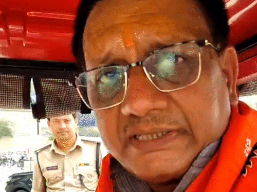 ई-रिक्शा से दफ्तर पहुंचे पथ निर्माण मंत्री इंजीनियर शैलेन्द्र:बोले- सप्ताह में दो दिन साइकिल या ई-रिक्शा से करूंगा सफर, प्रधानमंत्री के संदेश को दोहराया