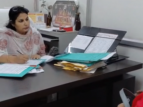 ‘पति आधी रात भाभी के कमरे में जाता है’:पत्नी ने कहा- आपत्तिजनक मैसेज देखे, महिला आयोग पहुंची; पति बोला- वो मुझे फैमिली से अलग रहने कहती