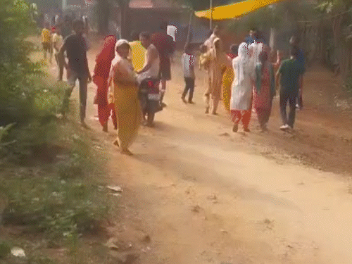 बोकारो में 25 घरों में बिजली-पानी की सप्लाई काटी गई:बिजली-पानी के अवैध कनेक्शन पर कार्रवाई, विरोध के दौरान होमगार्ड का जवान घायल