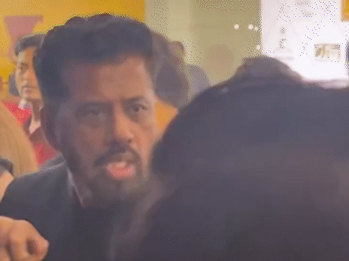 गोविंदा के बाउंसर पर पैपराजी को धक्का देने का आरोप:इवेंट में हुई बहस; एक्टर ने खुद मामला शांत कराया, देखें वीडियो