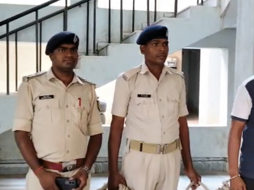 खाकी वर्दी पहन जमाता था धौंस, फर्जी पुलिसकर्मी अरेस्ट:नालंदा में डेढ़ साल से कर रहा था ठगी, घर में बना रखा था नकली ऑफिस