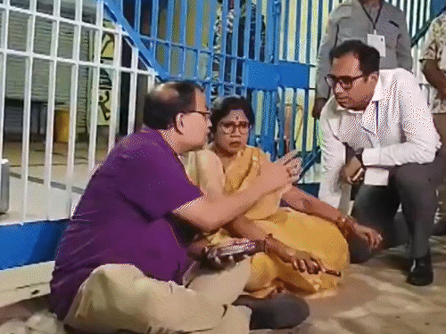 ममता बनर्जी भवानीपुर स्ट्रॉन्ग रूम में 4 घंटे रहीं:कहा- किसी को EVM लूटने नहीं देंगे; चुनाव आयोग बोला- पोस्टल बैलट छंट रहे थे, ईवीएम सुरक्षित
