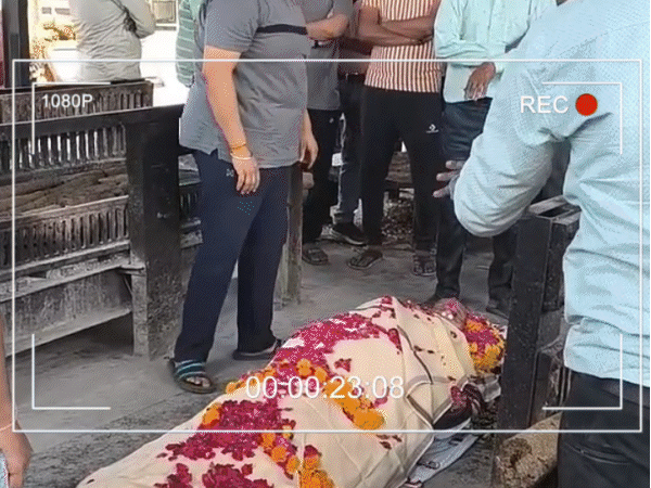 श्मशान के मुर्दों से उतारे कपड़े बाजार में बिक रहे:शादियों और पूजा-पाठ में लोग पहन रहे ‘कफन’ की साड़ियां; अहमदाबाद तक फैला नेटवर्क