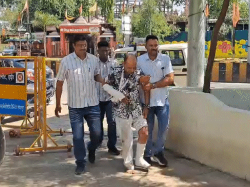 बुजुर्ग डॉक्टर से चेन लूटकर भाग रहे बदमाश गिरे:लोगों ने पकड़कर पुलिस को सौंपा, दोनों आरोपियों से पूछताछ जारी