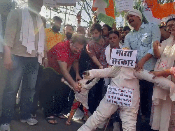 पेट्रोल-डीजल, गैस की बढ़ती कीमतों के खिलाफ कांग्रेस का उग्र-प्रदर्शन:भाजपा सरकार का पुतला फूंका; खाचरियावास बोले- “महंगाई से जनता कराह रही, भाजपा सरकार उद्योगपतियों को पहुंचा रही फायदा”