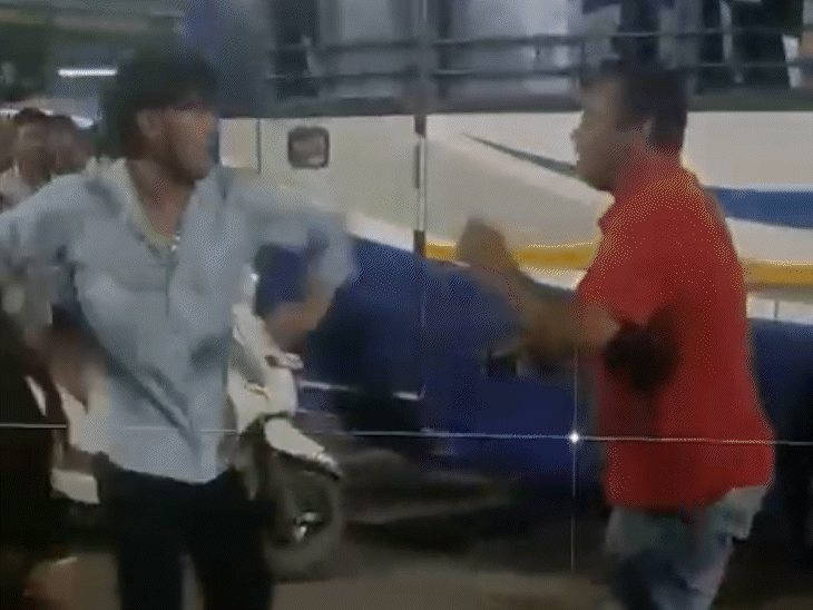 इंदौर में बस एजेंट-ड्राइवर ने बाइक सवार को पीटा:बस को कट दिखाने पर हुआ विवाद, पहले ड्राइवर को मारा था थप्पड़
