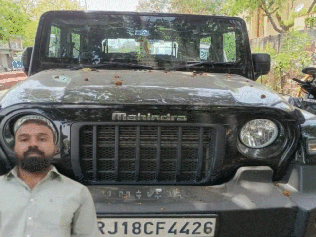 खड़ी-गाड़ियों को टक्कर मार फरार होने वाला ड्राइवर गिरफ्तार: VIDEO:थार के सामने से पैदल आ रहे लोग बचे थे बाल-बाल बचे; हादसे के बाद फरार हो गया था आरोपी