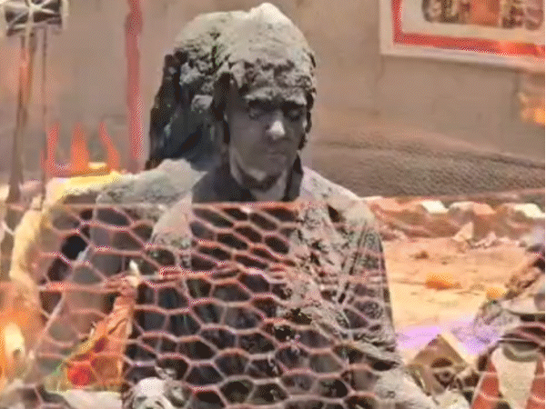 42 डिग्री में ‘अग्नि तपस्या’ कर रही रूसी महिला:नाथ संप्रदाय से दीक्षा ली, श्मशान में सुलगते कंडों के बीच रोज 3 घंटे की साधना