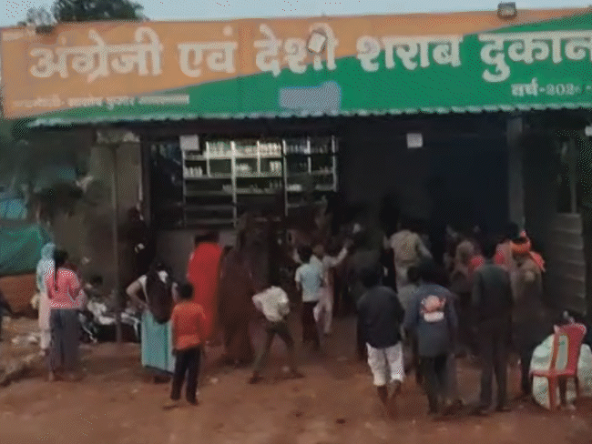 जबलपुर में शराब दुकान पर महिलाओं-बच्चों का धावा:पथराव-तोड़फोड़ के बाद बोतलें उठाकर ले गए; दुकान बंद करने की चेतावनी
