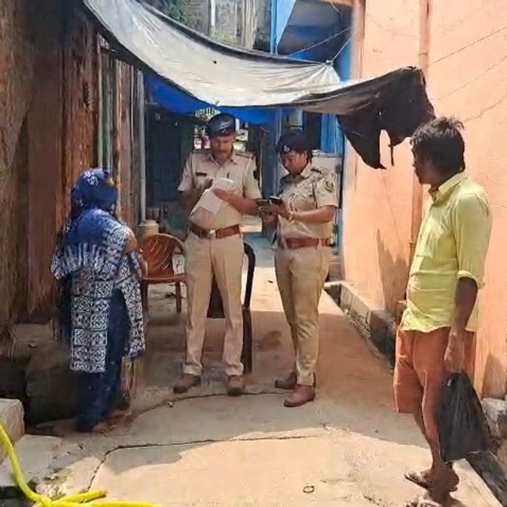 मुंगेर में रेड लाइट एरिया में छापेमारी:गुप्त सूचना पर कार्रवाई, दस्तावेजों की जांच; पुलिस को कुछ नहीं मिला