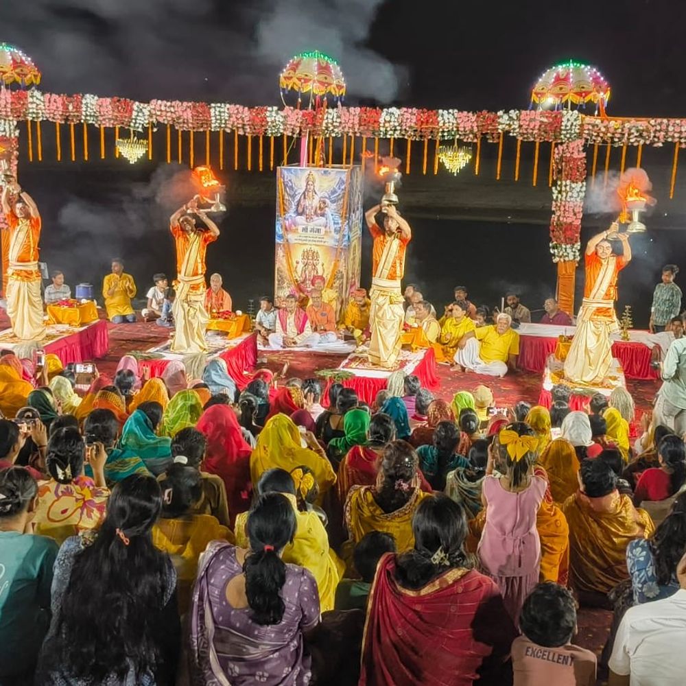 रामानुजगंज में गंगा दशहरा पर भव्य गंगा आरती:काशी के ब्राह्मणों ने शिव तांडव स्तोत्र प्रस्तुत किया, उमड़ी श्रद्धालुओं की भीड़