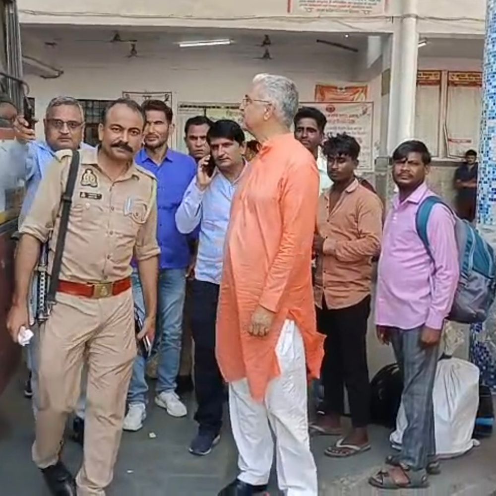 बिजनौर में पूर्व सांसद रोडवेज बस से पहुंचे नजीबाबाद:ई-रिक्शा से बस अड्डे पहुंचे, बोले- जनप्रतिनिधि खुद सादगी दिखाएं, तभी लोग करेंगे पालन