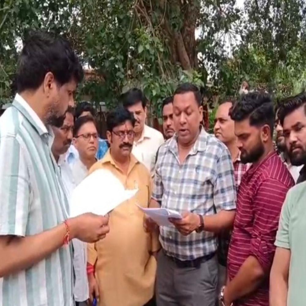 शाहजहांपुर में व्यापारियों ने किया विरोध प्रदर्शन:कमर्शियल गैस सिलेंडर के बढ़े दाम पर सिटी मजिस्ट्रेट को ज्ञापन दिया