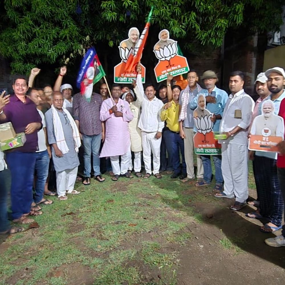 बंगाल में BJP की जीत, लोगों ने मनाया जश्न:नवादा में गौरव शांडिल्य की देखरेख में कार्यकर्ताओं ने मनाई खुशी, एक साथ खाया भूजा