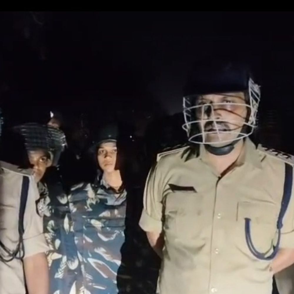 जहानाबाद में सड़क जाम हटाने गई पुलिस टीम पर हमला:महिला की मौत के बाद ग्रामीणों ने किया था विरोध, 2 पुलिसकर्मी घायल