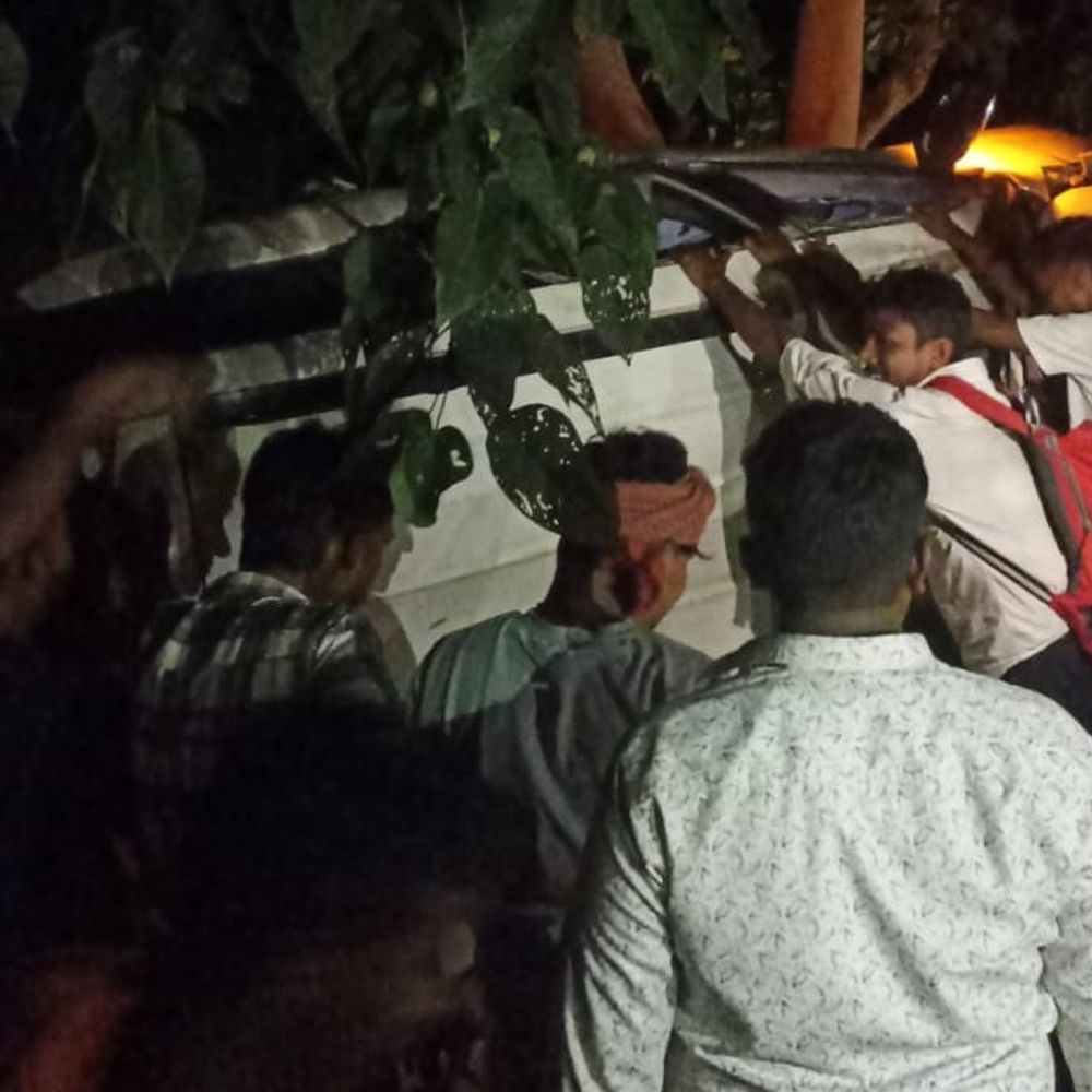 देवरिया में तेज रफ्तार एक्सयूवी पेड़ से टकराकर पलटी:लल्लन चौराहा के पास हुआ हादसा, वाहन सवार दो लोग बाल-बाल बचे, कार क्षतिग्रस्त